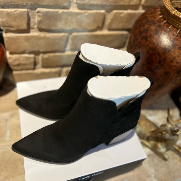 Nine West Bolen women's ankle boots. Size 11 faux suede. - Picture 2 of 8